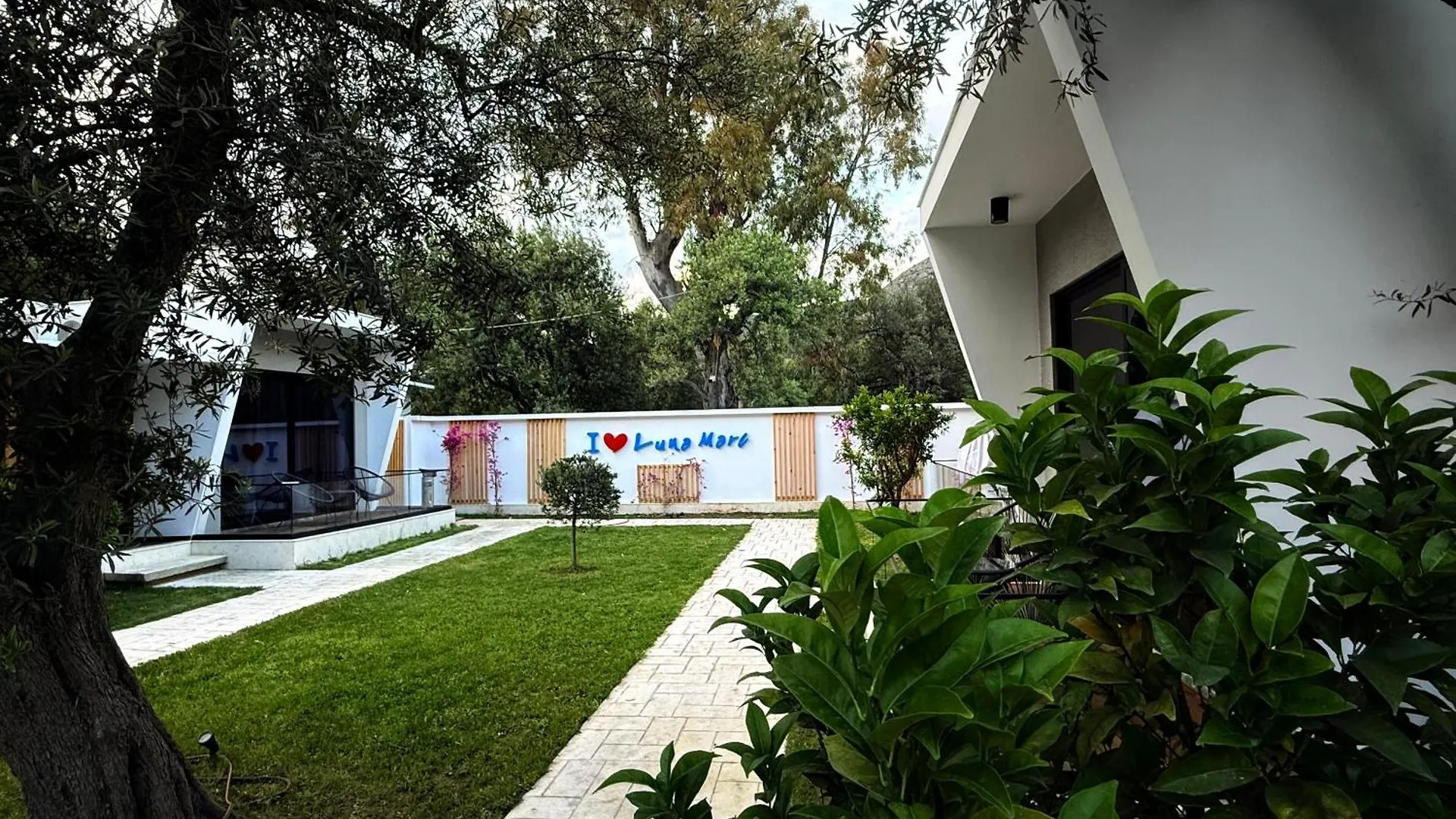 Aparthotel Luna Mare Boutique Seaside Borsh